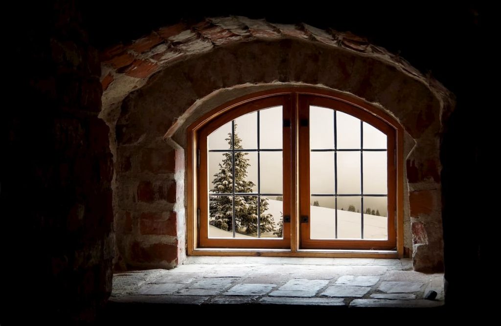Pohľad na drevené okno v zime
