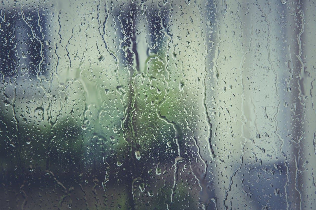 dážd stekajúci po okne
